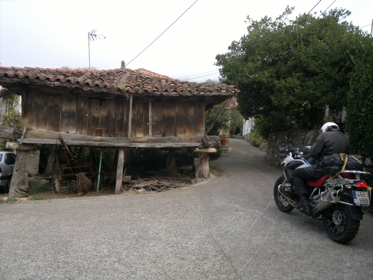 Hórreos por la Sierra de Sueve