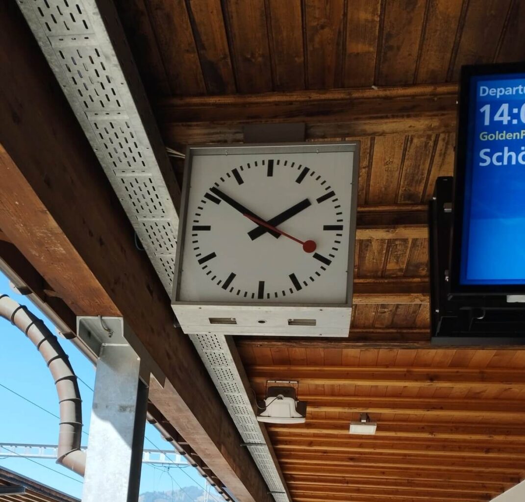 Reloj suizo en la estación